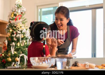 Cuocere insieme madre e figlia in una divertente sessione di cucina Foto Stock