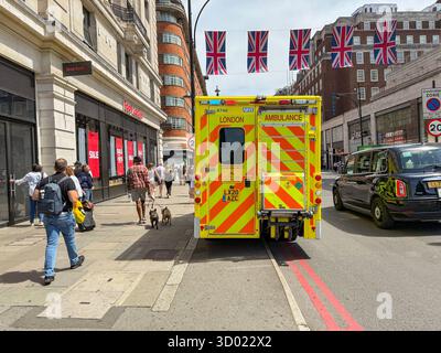 Londra, Inghilterra, Regno Unito - 4 luglio 2025: Ambulanza di emergenza del London Ambulance Service con luci lampeggianti parcheggiata su Oxford Street nel centro di Londra Foto Stock