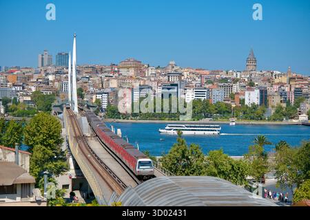 Turchia, Istanbul, distretto di Fatih, Eminönü, il ponte della metropolitana Halij sul Corno d'Oro e la Torre Galata nel quartiere Beyoglu Foto Stock