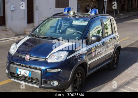 Alberobello, Italia luglio -25-2025- veicolo della polizia locale nel distretto dei Trulli, polizia locale Foto Stock