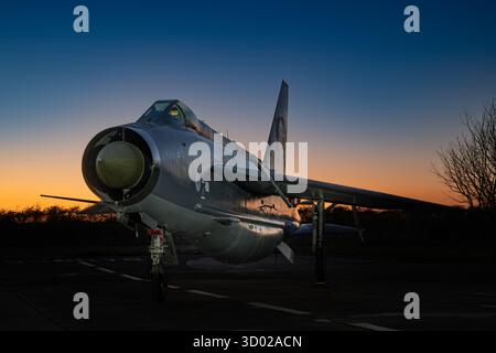English Electric Lightning F.6 XR724, conservato e mantenuto dalla Lightning Association, in mostra presso l'ex RAF Binbrook, Lincolnshire, Regno Unito Foto Stock