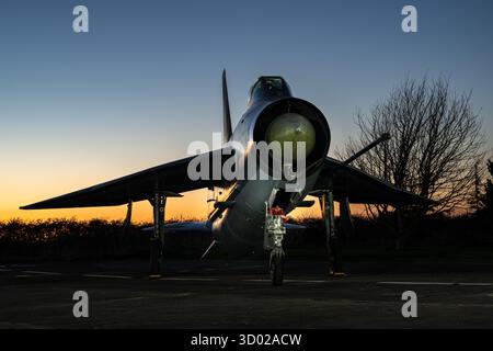 English Electric Lightning F.6 XR724, conservato e mantenuto dalla Lightning Association, in mostra presso l'ex RAF Binbrook, Lincolnshire, Regno Unito Foto Stock