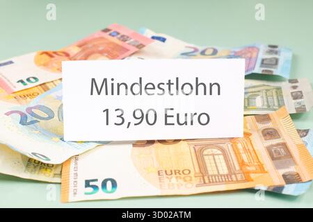 Aumento del salario minimo, Mindestlohn in lingua tedesca, costi di vita elevati, lavoratori e dipendenti hanno bisogno di un reddito più elevato, inflazione, cibo costoso e Hous Foto Stock