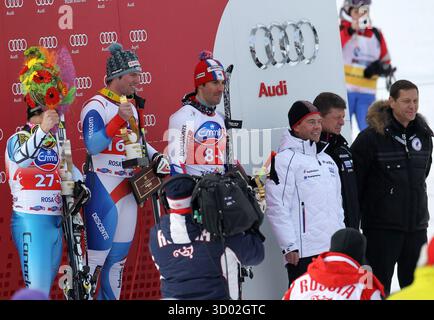 Russischer PrŠsident Dmitry Medvedev Presidente russo Dmitry Medvedevbei der Siegerehrung Benjamin Thomsen Beat Feuz und Adrien Theo Weltcup Abfahrt der Herren auf der Olympiastrecke von Sochi 2014 Sotschi 2014 Olympia Rosa Khutor © diebilderwelt / Alamy Stock Foto Stock