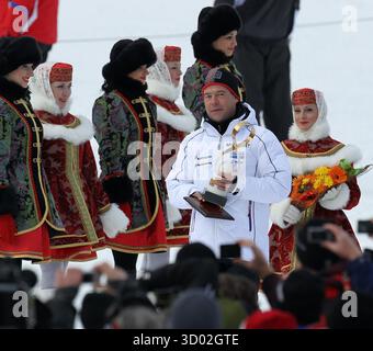 Russischer PrŠsident Dmitry Medvedev Presidente russo Dmitry Medvedevbei der Siegerehrung Weltcup Abfahrt der Herren auf der Olympiastrecke von Sochi 2014 Sotschi 2014 Olympia Rosa Khutor © diebilderwelt / Alamy Stock Foto Stock