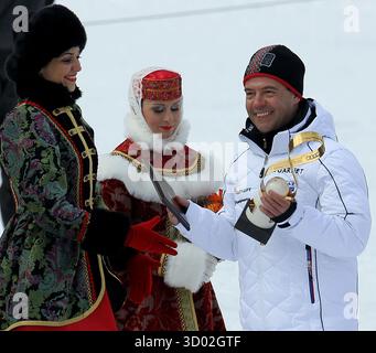 Russischer PrŠsident Dmitry Medvedev Presidente russo Dmitry Medvedevbei der Siegerehrung Weltcup Abfahrt der Herren auf der Olympiastrecke von Sochi 2014 Sotschi 2014 Olympia Rosa Khutor © diebilderwelt / Alamy Stock Foto Stock