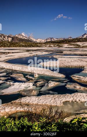 Vista di Totensee con i ghiacci sul passo Grimsel nelle Alpi svizzere, Svizzera. Foto Stock