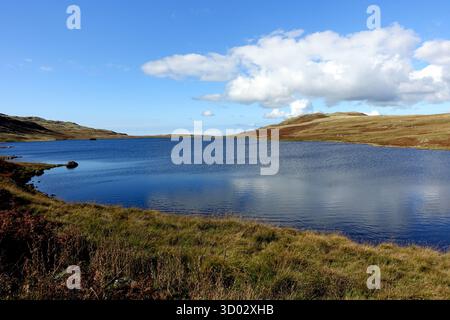 Devoke Water on Biker Moor (lago di pesca) nel Lake District National Park, Cumbria, Inghilterra, Regno Unito. Foto Stock