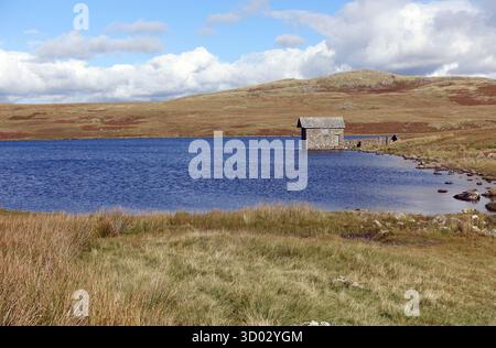 Old Remote Stone Boathouse on Devoke Water nel Lake District National Park, Cumbria, Inghilterra, Regno Unito. Foto Stock