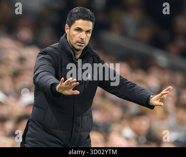 Londra, Regno Unito. 18 ottobre 2025. Fulham V Arsenal - Premier League - Craven Cottage - Londra. Il direttore dell'arsenale Mikel Arteta. Crediti immagine: Mark Pain/Alamy Live News Foto Stock