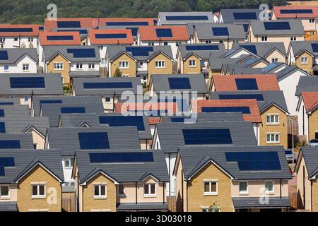 Un nuovo sviluppo abitativo a Inverkeithing con le case dotate di pannelli solari. Foto Stock