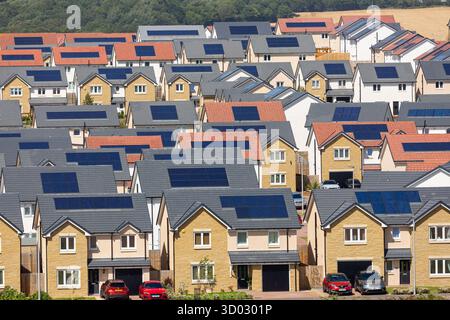 Un nuovo sviluppo abitativo a Inverkeithing con le case dotate di pannelli solari. Foto Stock