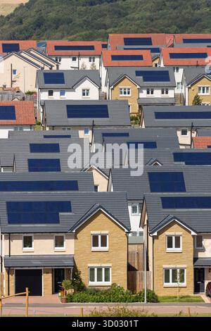 Un nuovo sviluppo abitativo a Inverkeithing con le case dotate di pannelli solari. Foto Stock