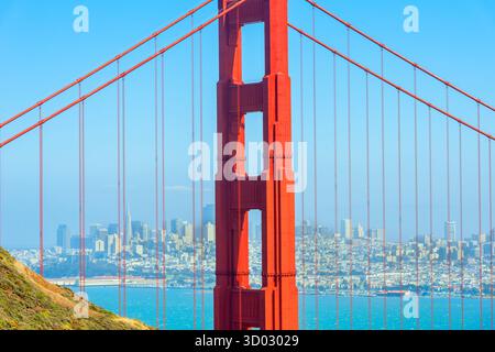 Vista del Golden Gate Bridge e del quartiere finanziario in lontananza, San Francisco, California, Stati Uniti Foto Stock