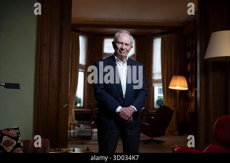 Michel-Yves Bolloré, co-autore di God, the Science, The Evidence, fotografato nella sua casa di Londra, Inghilterra, Regno Unito Foto Stock