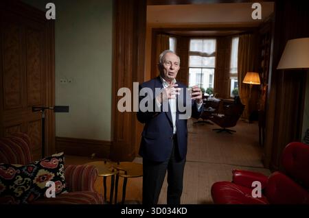 Michel-Yves Bolloré, co-autore di God, the Science, The Evidence, fotografato nella sua casa di Londra, Inghilterra, Regno Unito Foto Stock