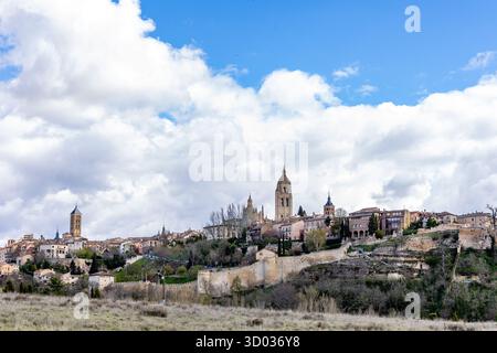 Viste degli edifici storici nelle strade di Segovia con turisti che camminano sotto le sue strade a Segovia, Spagna Foto Stock