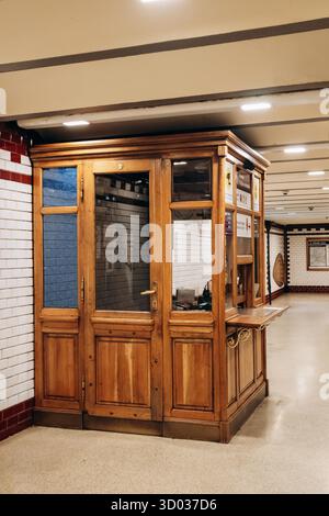 Budapest, Ungheria - 10 agosto 2024: Splendidi interni storici nella metropolitana di Budapest Foto Stock