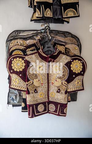 Dambulla, Sri Lanka 10 febbraio 2023. Negozio-laboratorio di abiti e gioielli tradizionali per matrimoni in Sri lanka. gioielleria gemme. Foto Stock