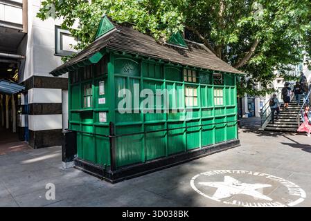 Londra, Regno Unito, Giugno 28th 2022 Traditional Green London Cab Drivers Shelter vicino alla stazione della metropolitana di Charring Cross. Westminster, Regno Unito Foto Stock