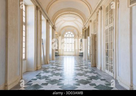 Venaria reale, Italia - 16 luglio 2023: Galleria di lusso prospettiva, marmo decorativo, interno, nessuno, Palazzo reale. Destinazione di viaggio in Italia. Foto Stock