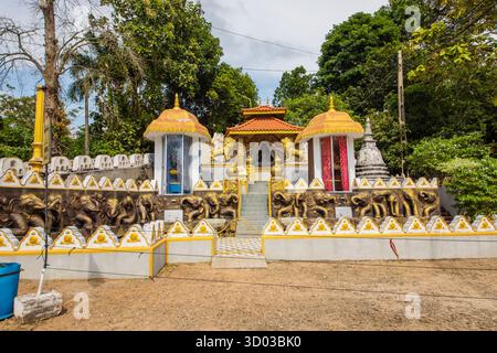 Beruwala, Sri Lanka. 2 febbraio 2023..statua gigantesca del Buddha al tempio Kande Viharaya, Beruwala, Sri Lanka. cortile. Foto Stock