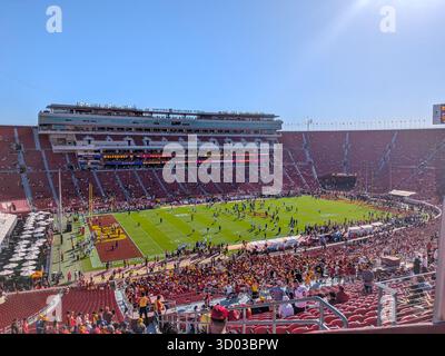 Los Angeles, CALIFORNIA - 11 ottobre 2025: University of Southern California contro University of Michigan al Memorial Coliseum Foto Stock