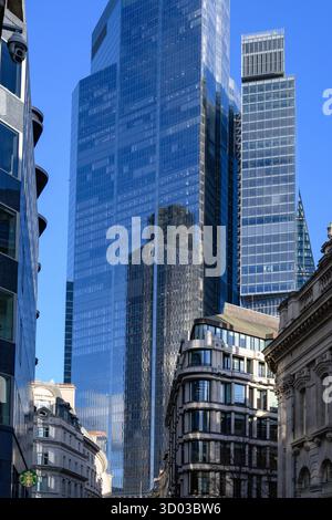 Londra, Regno Unito. 29 gennaio 2025. I moderni grattacieli per uffici sovrastano la storica Threadneedle Street nella City di Londra, il cuore finanziario e aziendale del Regno Unito Foto Stock