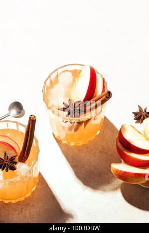 Cocktail autunnali di cocoktail di mele o mocktail da vicino. Sidro di mele affumicato piccante, vista dall'alto, spazio per copiare. Foto Stock