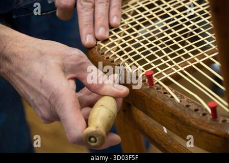 tessitura del cesto in un'officina riparata, lavoro con persone disabili o disabili Foto Stock