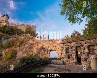 San Marino. 31.10.2022 antica fortezza sulla montagna. Le stradine strette sono piene di turisti, ristoranti e negozi di souvenir. Di seguito si trova un bellissimo paesaggio montano al tramonto Foto Stock