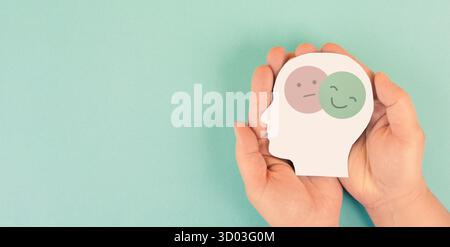 Triste a felice sorridente caricamento della faccia, salute mentale, atteggiamento, mente positiva e negativa, influenza emozione, sostegno e depressione Foto Stock