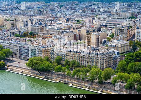 Splendida vista aerea di Parigi lungo la Senna, evidenziando la sua architettura iconica e il paesaggio urbano. Perfetto per promozioni di viaggio e per mostrare il fascino parigino. Foto Stock