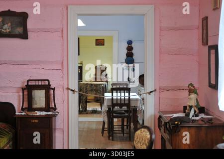 Vista attraverso le camere tradizionali in una storica casa in legno presso il Museo di architettura Folcloristica di Sanok, Polonia. Foto Stock