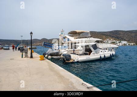 Katapola, Amorgos - 18 maggio 2024: Barche da escursione in attesa di turisti nel porto di Katapola. Amorgos. Cicladi, Grecia Foto Stock