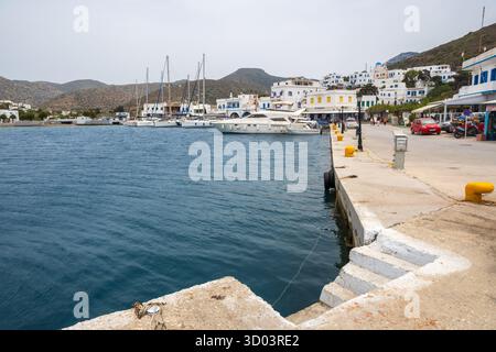 Katapola, Amorgos - 18 maggio 2024: Banchina al porto di Katapola sull'isola greca di Amorgos. Cicladi, Grecia Foto Stock