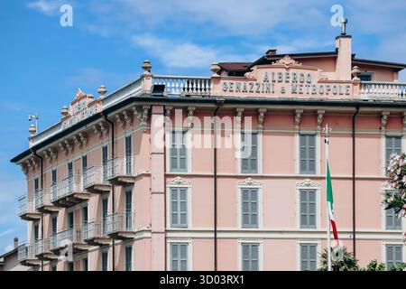 Bellagio, Italia - 8 agosto 2023: Facciata rosa dell'Hotel Metropole Bellagio Foto Stock