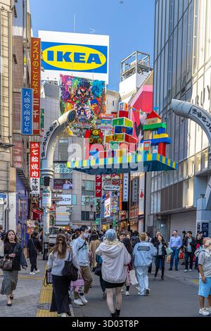 Folle di persone che fanno shopping a shibuya, tokyo Foto Stock