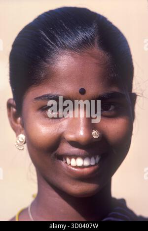 Ritratto di una giovane donna, sorriso. Karaiyar- Tamil costiero anni '1990 Comunità Tamil, sono una casta di pescatori e marinai. Sri Lanka Tamil, comunità che vive in rifugi di legno sulla spiaggia a sud di Colombo. Sri Lanka. 1990s 1995 HOMER SYKES Foto Stock