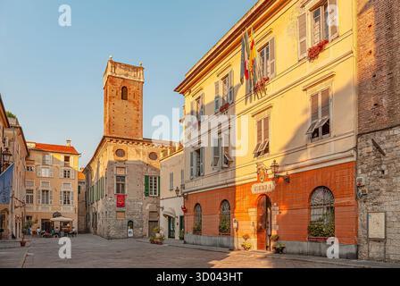 Piazza S. Michele nel centro storico di Albenga, Liguria, Italia Foto Stock