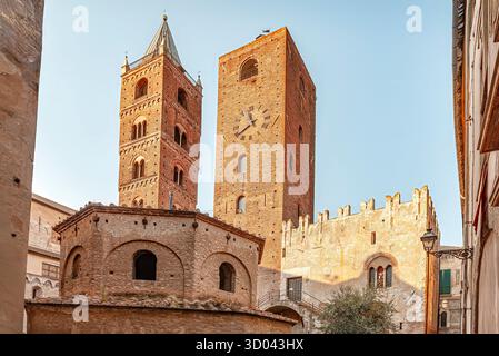 La Cattedrale di San Michele e Battistero di Albenga presso la vecchia città di Albenga, Liguria, a nord-ovest dell'Italia. Foto Stock