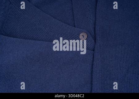 Cardigan in lana merino blu navy come sfondo. Vista dall'alto. Foto Stock