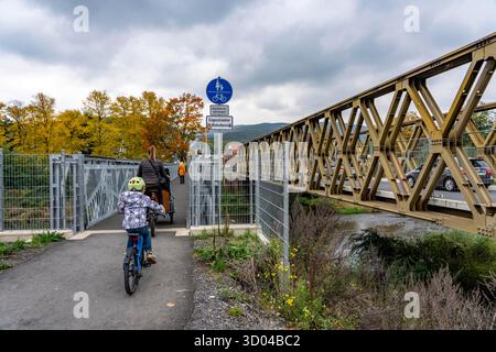 Behelfsbrücken über die Ahr, im Ahrtal, nach der Flut vom Juli 2021, gebaut vom Technischen Hilfswerk, 19 Fahrzeugbrücken und 5 Fußgängerbrücken Hat d Foto Stock
