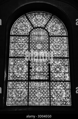 PARIGI, FRANCIA - 21 APRILE 2013: Vetrata decorata con fiori nella Chiesa di Sant'Eustachio. Saint-Eustache fu costruita nel 1532-1632 e conside Foto Stock