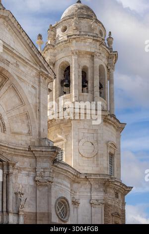 Cadice, Spagna, Andalusia - 31 marzo 2025: Facciata con campanile della cattedrale di Cadice del XVIII secolo (cattedrale della Santa Croce sulle acque) Foto Stock