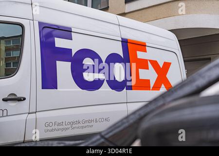 Logo e branding dell'azienda di consegna pacchi FedEx su un furgone per la consegna Foto Stock
