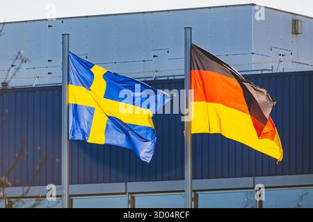 Le bandiere svedesi e tedesche sventolano nel vento all'esterno Foto Stock