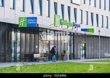 Ingresso all'hotel Holiday Inn Express con il logo del marchio sopra l'entrata Foto Stock