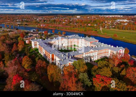 Vista aerea del Palazzo Jelgava e dell'ansa del fiume a Jelgava, Lettonia Foto Stock