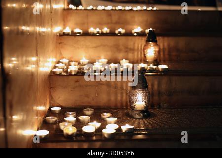 Candele per il giorno di Ognissanti e candele luminose su una scala Foto Stock